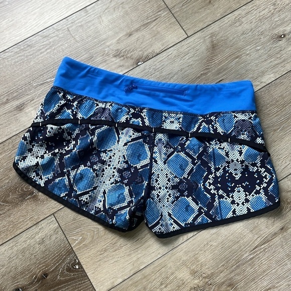 Lululemon Speed Short *4-way Stretch
Mini Ziggy Snake Caspian Blue Pipe Dream - Picture 4 of 9